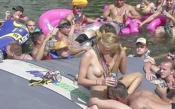 Herunterladen Olivia starts to strip in front of everyone on the boat