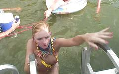 Ver ahora - Lizzie starts to strip in front of everyone on the boat