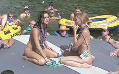 Regarde maintenant - Tabitha starts to strip in front of everyone on the boat