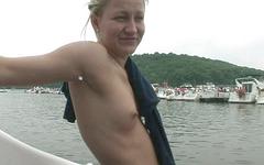 Guarda ora - Stacey starts to strip in front of everyone on the boat