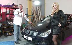 Ver ahora - Two blondes and a brunette visit men in the garage