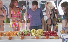 Ver ahora - Capri cavalli and carla cox get it on with a street vendor