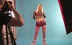 Guarda ora - Blonde roller derby captain fucks the camera man during her calendar shoot