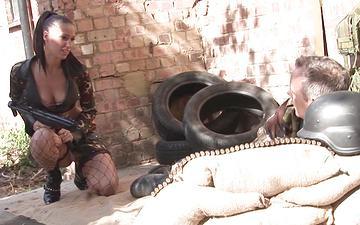 Downloaden Tammie lee craves a soldier's load on her face