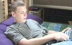 Ver ahora - Amateur twink skater punk strokes big cock in hot solo masturbation scene