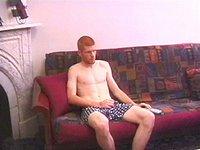 Regarde maintenant - Amateur ginger jock masturbates on a futon in hot solo scene