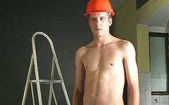 Regarde maintenant - Three hot european jocks have a construction site threesome