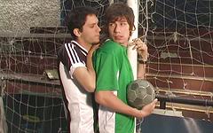 Regarde maintenant - European soccer twinks suck and fuck in a goal net