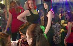 Jetzt beobachten - Amateur party girls get out of control at male strip club orgy