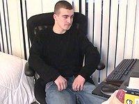 Jetzt beobachten - Handsome amateur jock masturbates as shoots load into glass