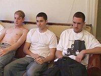 Regarde maintenant - Amateurs casper cox, gunner raines, levi davis and skyler in oral foursome