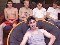 Guarda ora - Five amateur jocks get down for some sucking and facials in group oral 