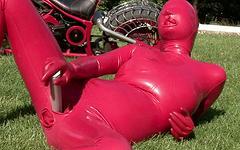 Jetzt beobachten - Encased head to toe kinky sandy k masturbates outdoors in fetish indulgence