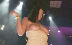 Jetzt beobachten - Amateur party girls get naked and make out on stage in a night club