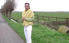 Jetzt beobachten - Hot 18 year old farm girl masturbates outside