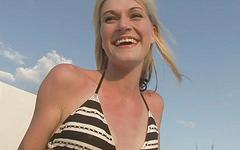 Kijk nu - Blonde amateur college party chick flashes tits and shaved gash on beach