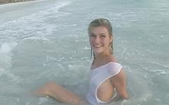 Regarde maintenant - Sexy blonde amateur frolics in the surf and shows off her slender body