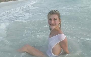 Downloaden Sexy blonde amateur frolics in the surf and shows off her slender body