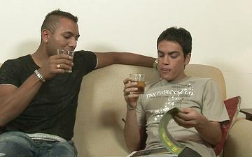 Herunterladen Hot latino twink ges an ass pounding from latino jock