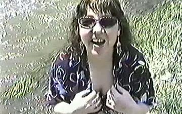 Descargar Full figured brunette sucks a cock outdoors