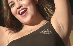 Ver ahora - Sexy college chicks with big boobs in nightclub wet t-shirt contest