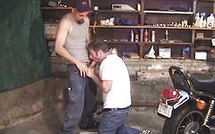 Jetzt beobachten - Bears get it on in a garage sucking rimming and fucking with a cum facial