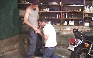 Herunterladen Bears get it on in a garage sucking rimming and fucking with a cum facial