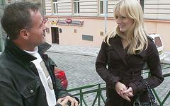 Jetzt beobachten - Blonde chick gives a handjob and masturbates with a dude from the street