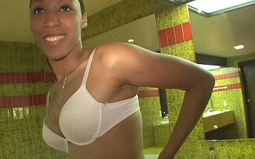 Descargar Slender black woman ashley give a pov blowjob in interracial oral sex scene