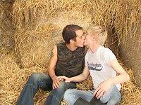 Jetzt beobachten - European twinks suck and bareback fuck in a hayloft