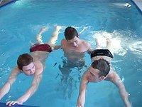 Regarde maintenant - Hung twinks and jock have a bareback threesome at a swimming pool