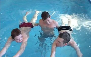 Scaricamento Hung twinks and jock have a bareback threesome at a swimming pool