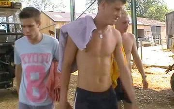 Télécharger Handsome jock and athletic twink bareback threesome on a farm