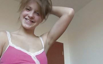 Downloaden Slender 18-year-old suzi d in hot solo masturbation session