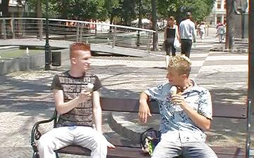 Télécharger Nineteen-year old brit jocks suck cock in public and fuck ass at home