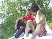 Jetzt beobachten - Attractive jocks get on on outdoors sucking and fucking