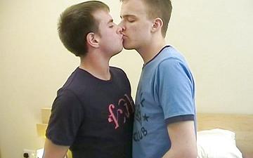 Herunterladen Cute british boys 69 with each other and jerk off together.