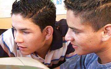 Descargar Eighteen year old latino twinks have a threesome in a hammock