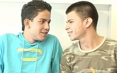 Kijk nu - Eighteen-year old latino twinks fuck on the floor of their bedroom