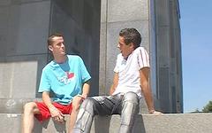 Jetzt beobachten - Athletic europeans in hot jock and twink outdoor threesome