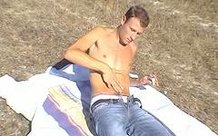 Regarde maintenant - Handsome jock sucks and fucks with twink outdoors