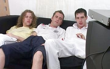 Herunterladen Damian duke, mikale bradshaw and paul shayne get it on in a council flat.