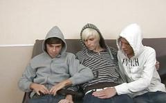 Kijk nu - Three british skater punks fuck in their hoodies