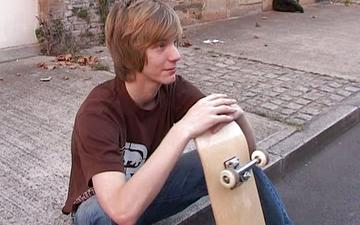 Downloaden Nineteen-year old skater twink gets pounded by his british mate