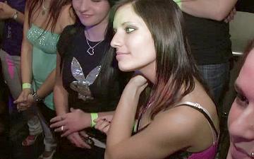 Downloaden Amateur group sex party in a strip club