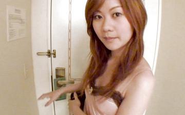 Herunterladen An asian redhead is barely 18 but she loves to suck dick and get the cum