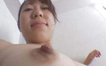 Descargar Japanese 18 year old with hairy pussy sucks a dick in the shower.