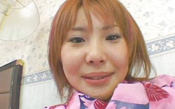 Downloaden Redhead asian cutie sucks on a cock in her kimono.