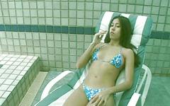 Guarda ora - Brazilian brunette andrea brito masturbates on a pool chair.