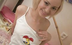 Ver ahora - Cute petite blonde masturbates with a purple dildo